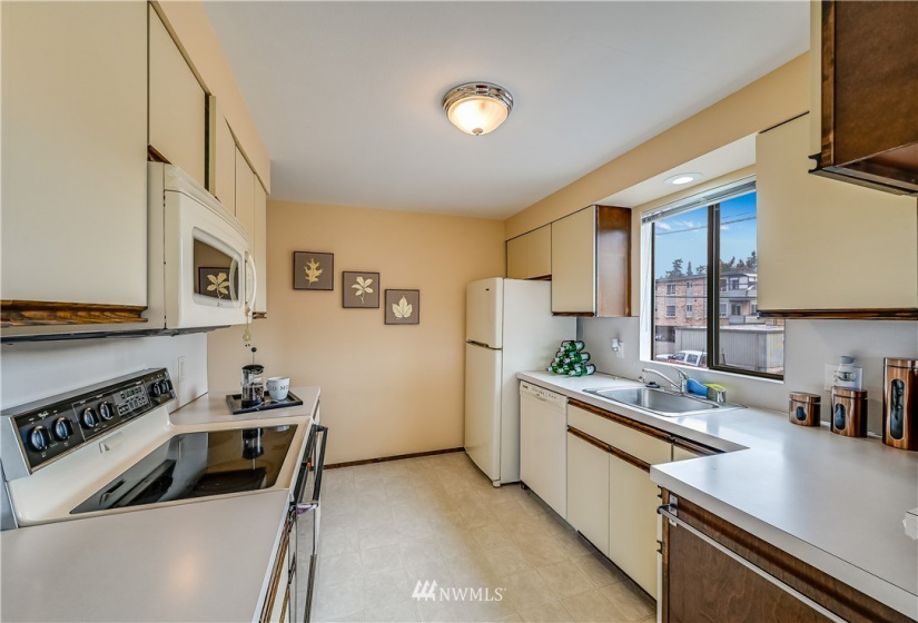 217 Alder, Edmonds, Washington 98020, 2 Bedrooms Bedrooms, ,1 BathroomBathrooms,Residential,For Sale,Sundowner,Alder,NWM1884119