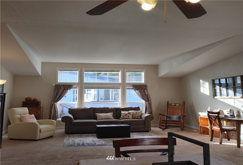 201 Oakview, Centralia, Washington 98531, 3 Bedrooms Bedrooms, ,Manufactured In Park,For Sale,Oakview,NWM1864610