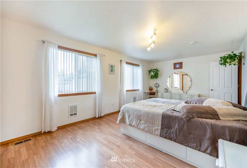 328 6th, Auburn, Washington 98002, 3 Bedrooms Bedrooms, ,1 BathroomBathrooms,Residential,For Sale,James W. Warren First Addition to Auburn,6th,NWM1874736