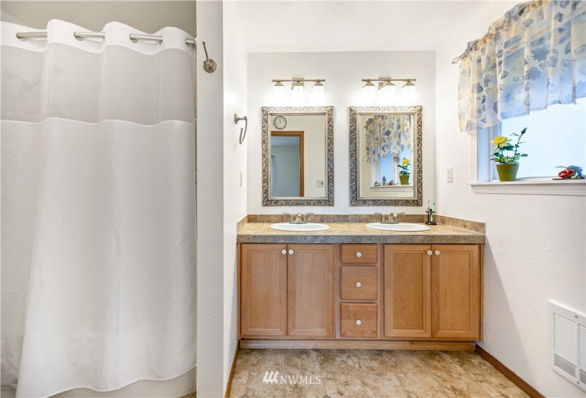 328 6th, Auburn, Washington 98002, 3 Bedrooms Bedrooms, ,1 BathroomBathrooms,Residential,For Sale,James W. Warren First Addition to Auburn,6th,NWM1874736